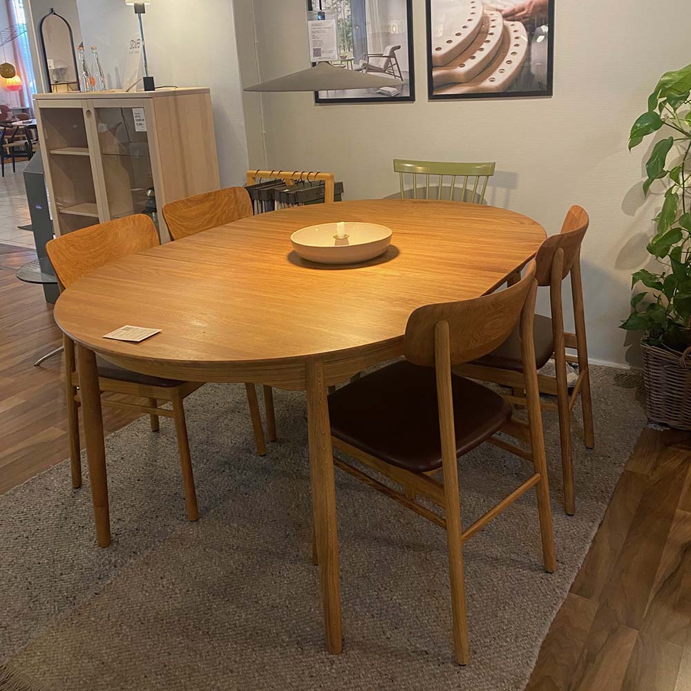 Carl Dining Table Oak Ø115 cm Extendable + 4 Prima Vista Chairs - Design Bargin/Disply ex* - Stolab - 4