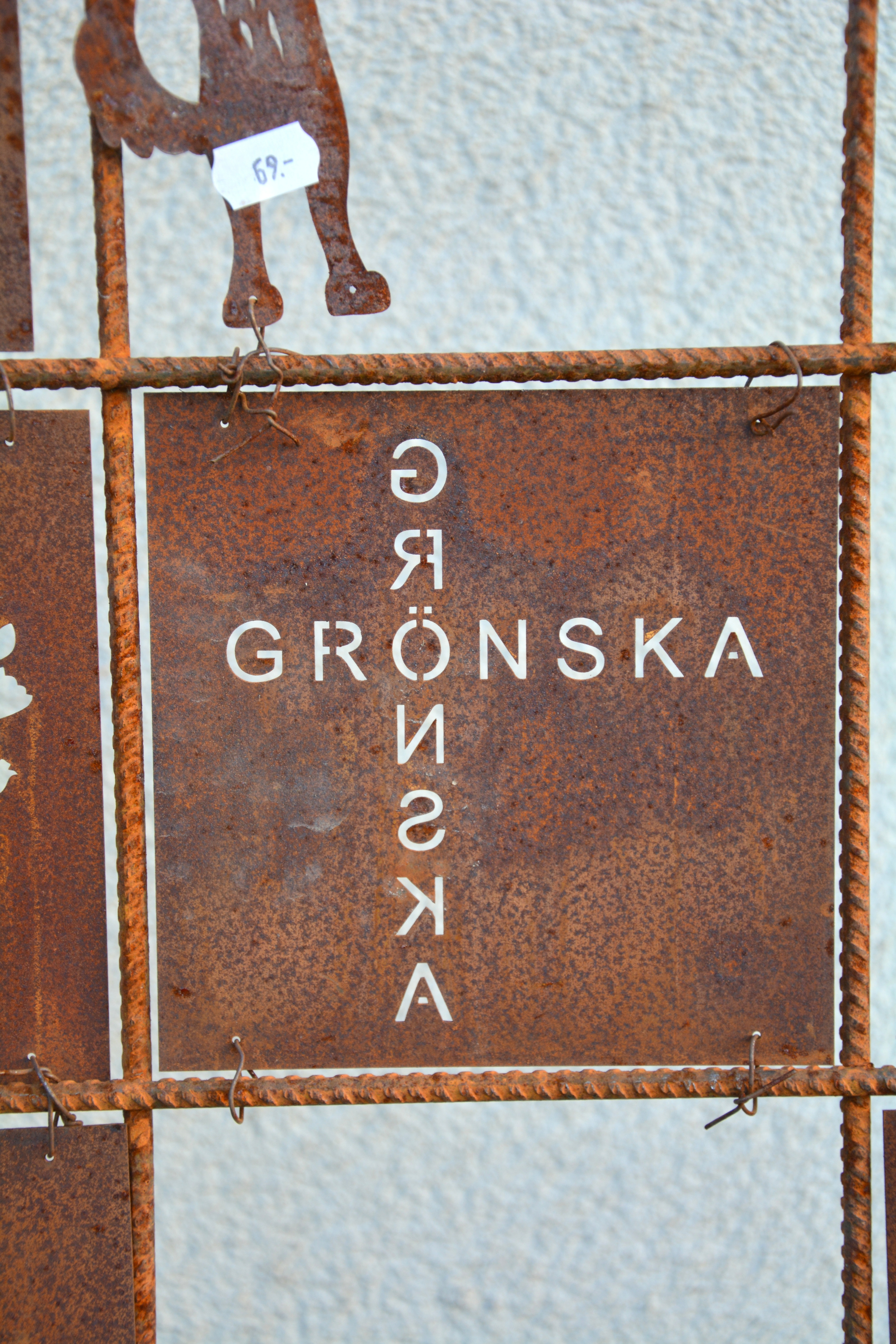 Rostig skylt till armeringsnät GRÖNSKA som text 14 cm