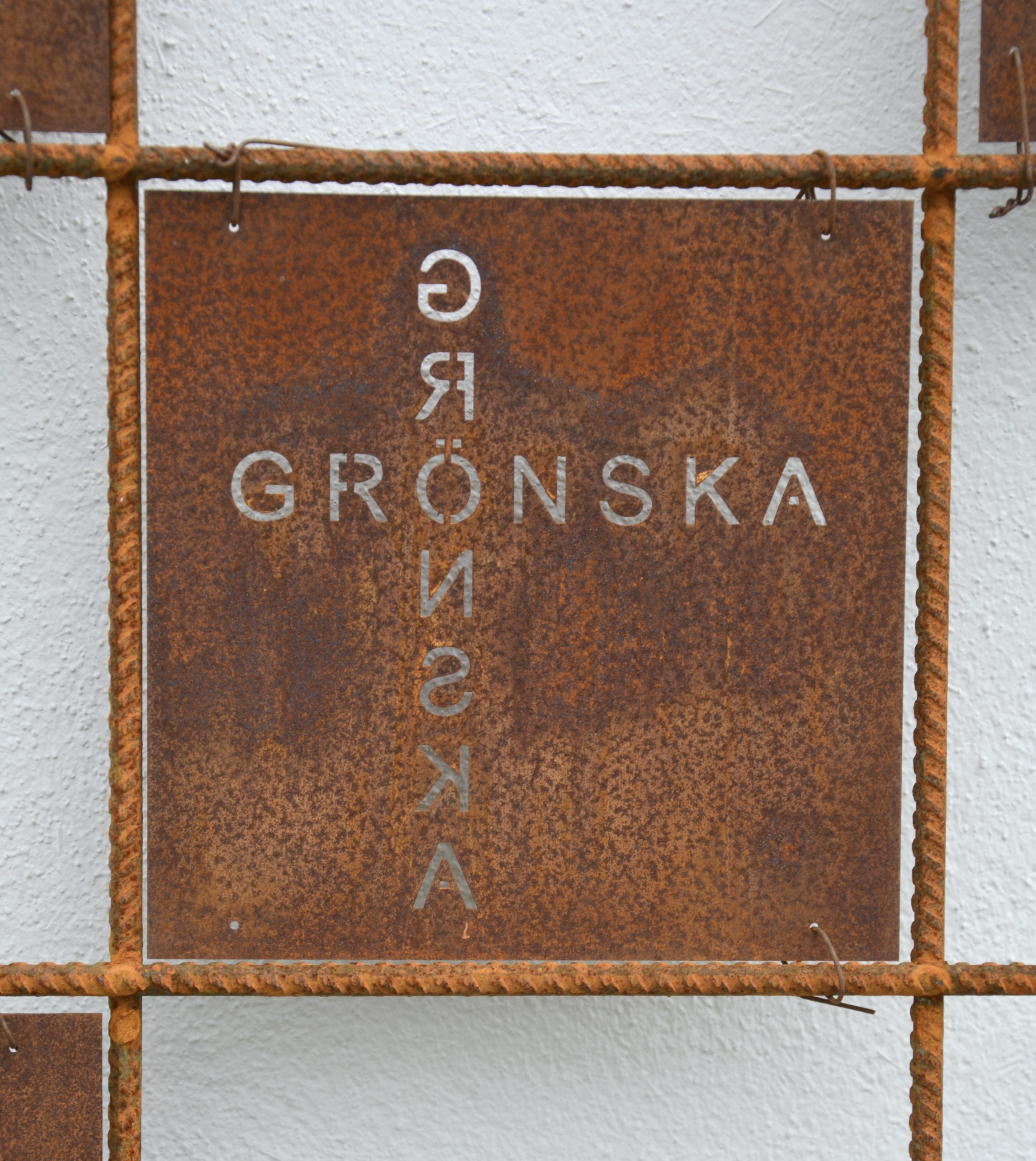 Rostig skylt till armeringsnät GRÖNSKA som text 14 cm