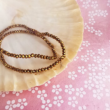 Glaskristallpärlor rondell metallic guld 3 mm hel sträng