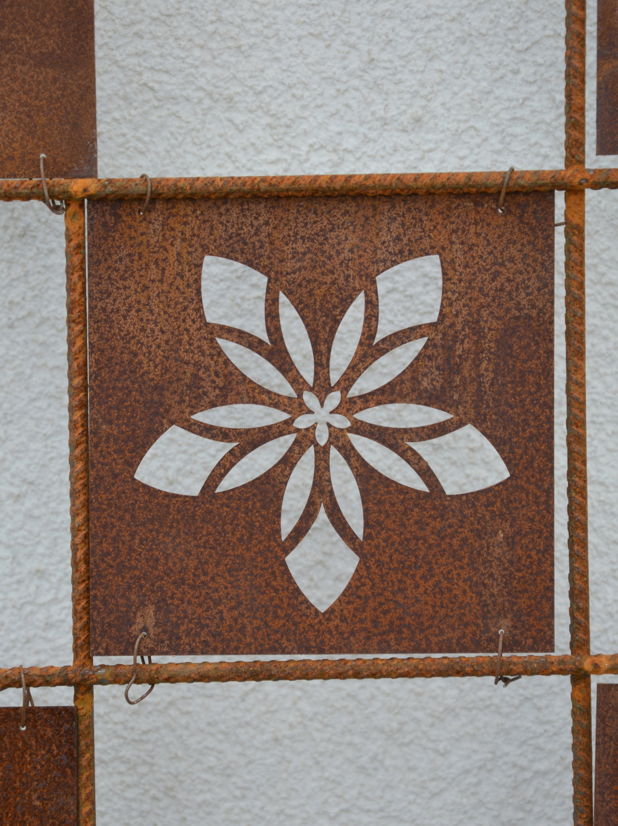 Rostig skylt till armeringsnät MANDALABLOMMA 14 cm