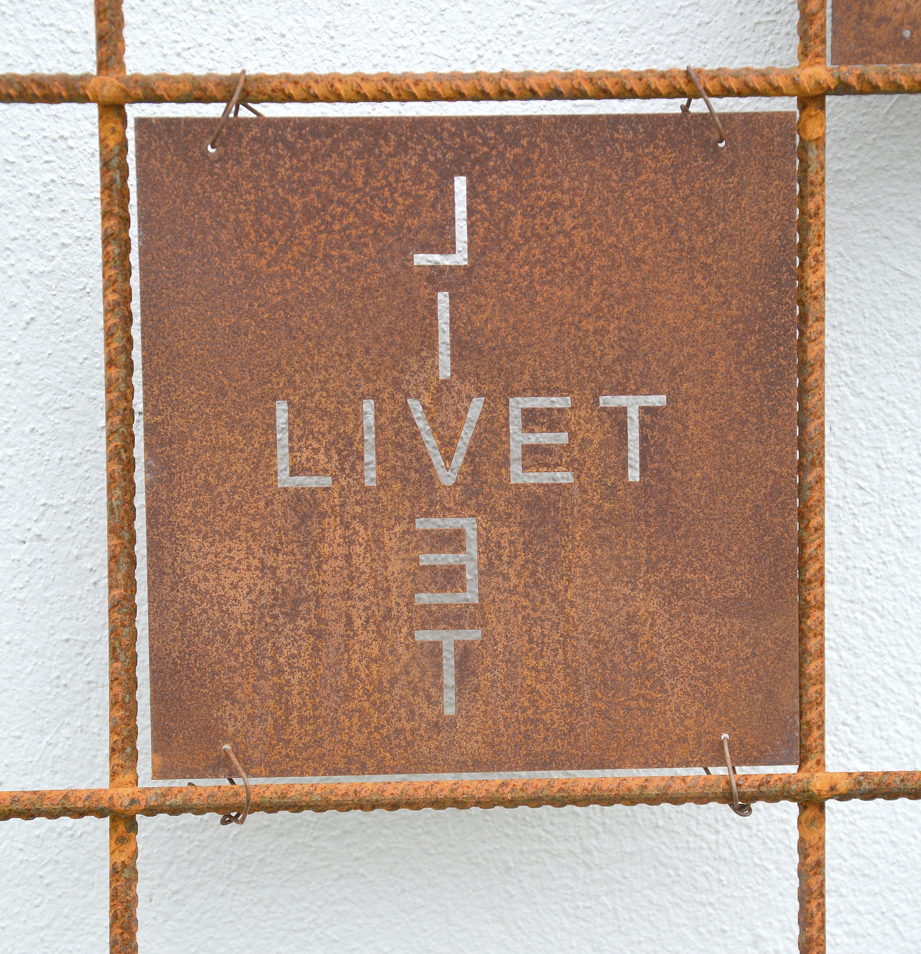 Rostig skylt till armeringsnät LIVET som text 14 cm