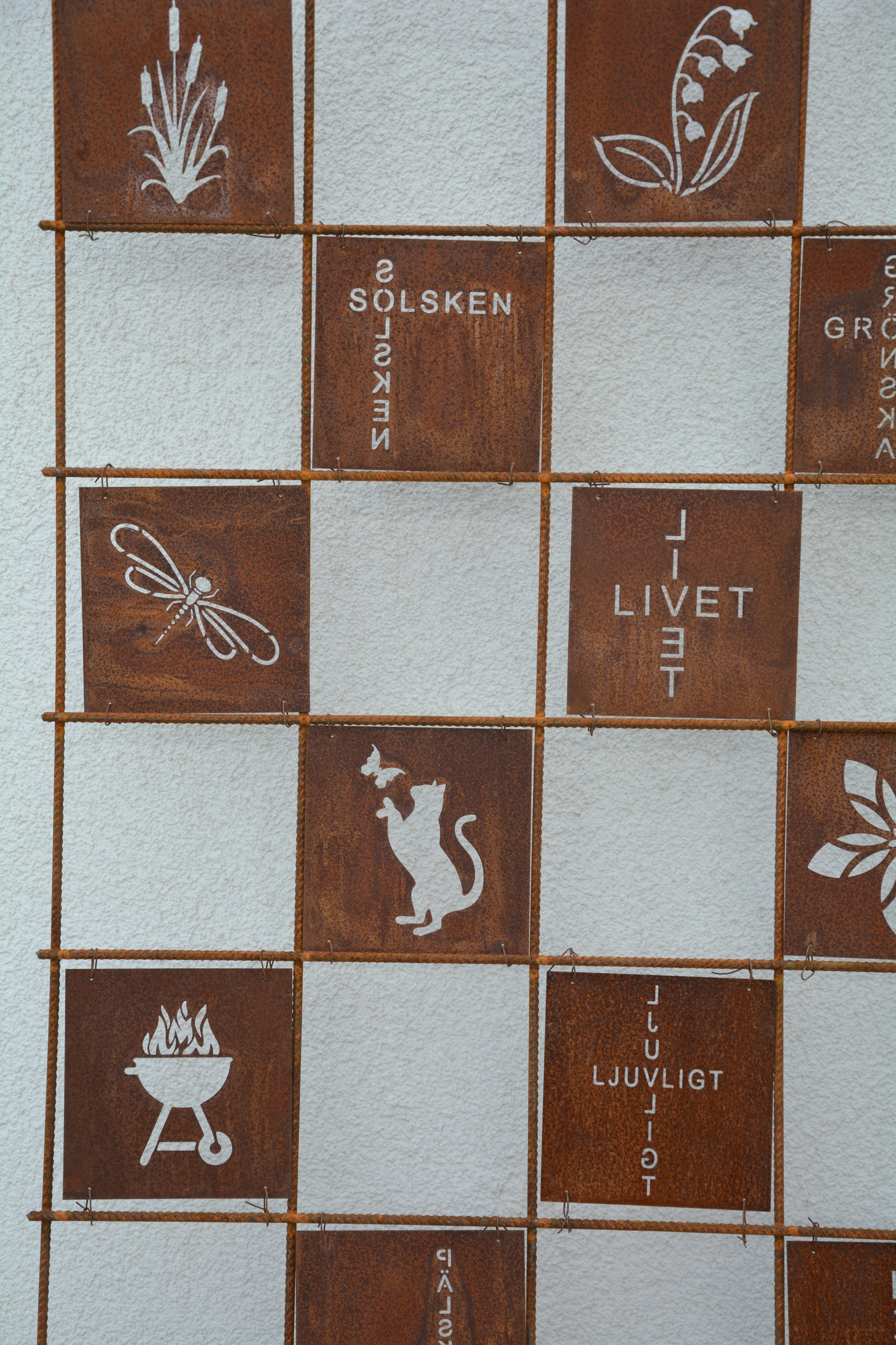 Rostig skylt till armeringsnät LIVET som text 14 cm