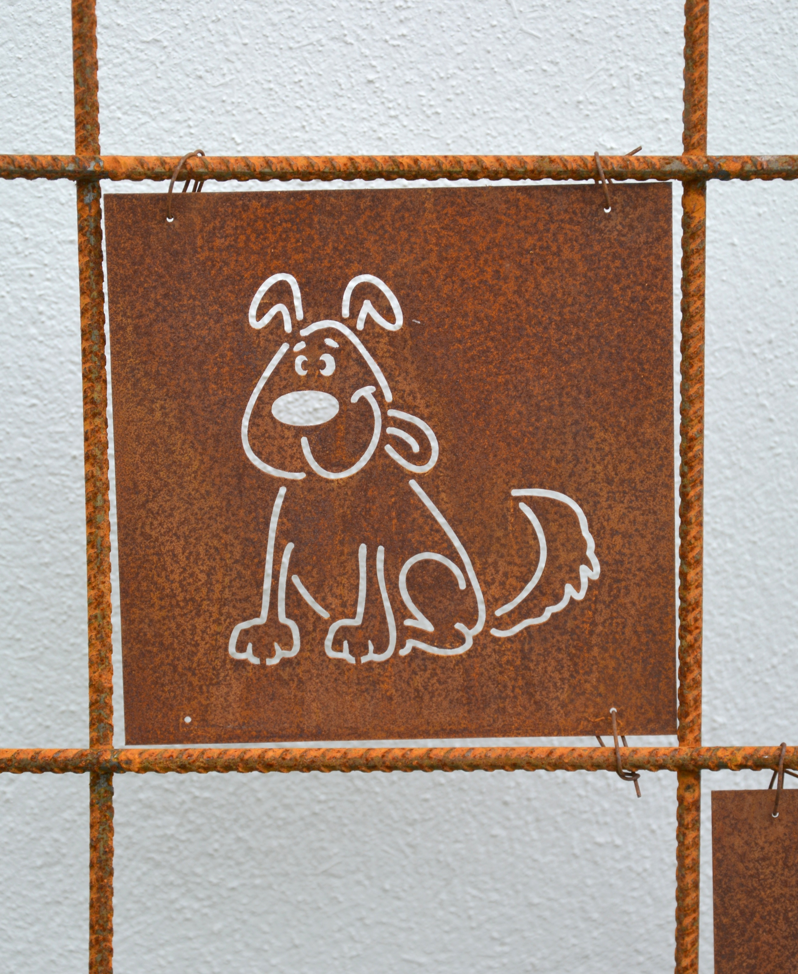 Rostig skylt till armeringsnät HUND 14 cm