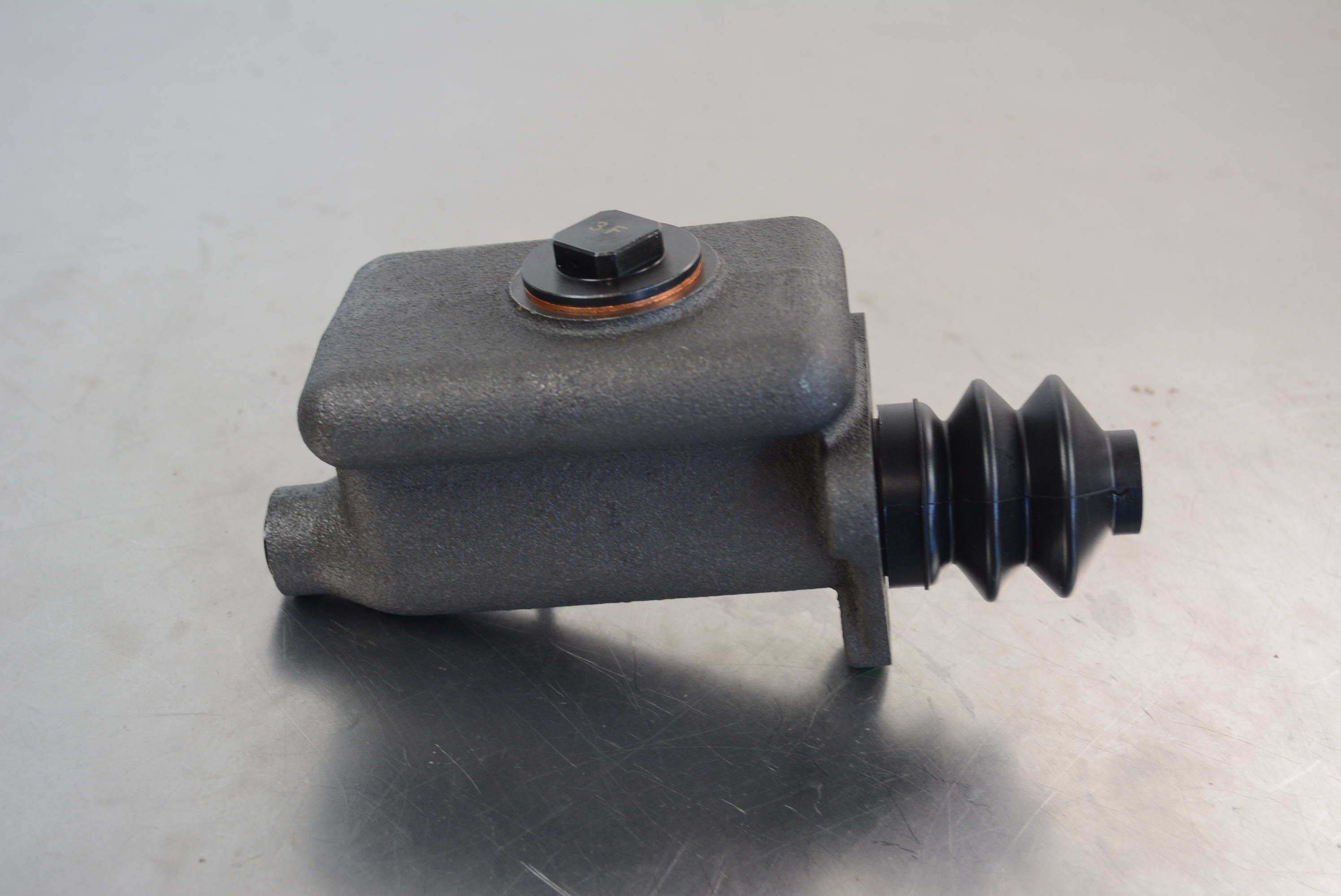 Huvudcylinder 1-krets 39-48