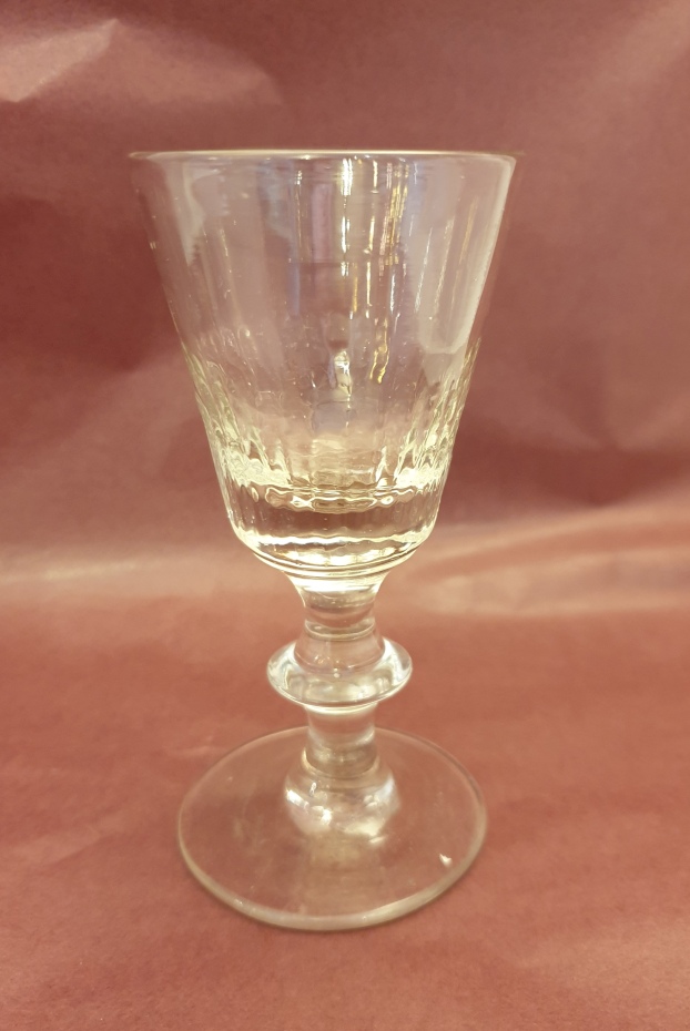 Snapsglas blåst i form 1800-tal