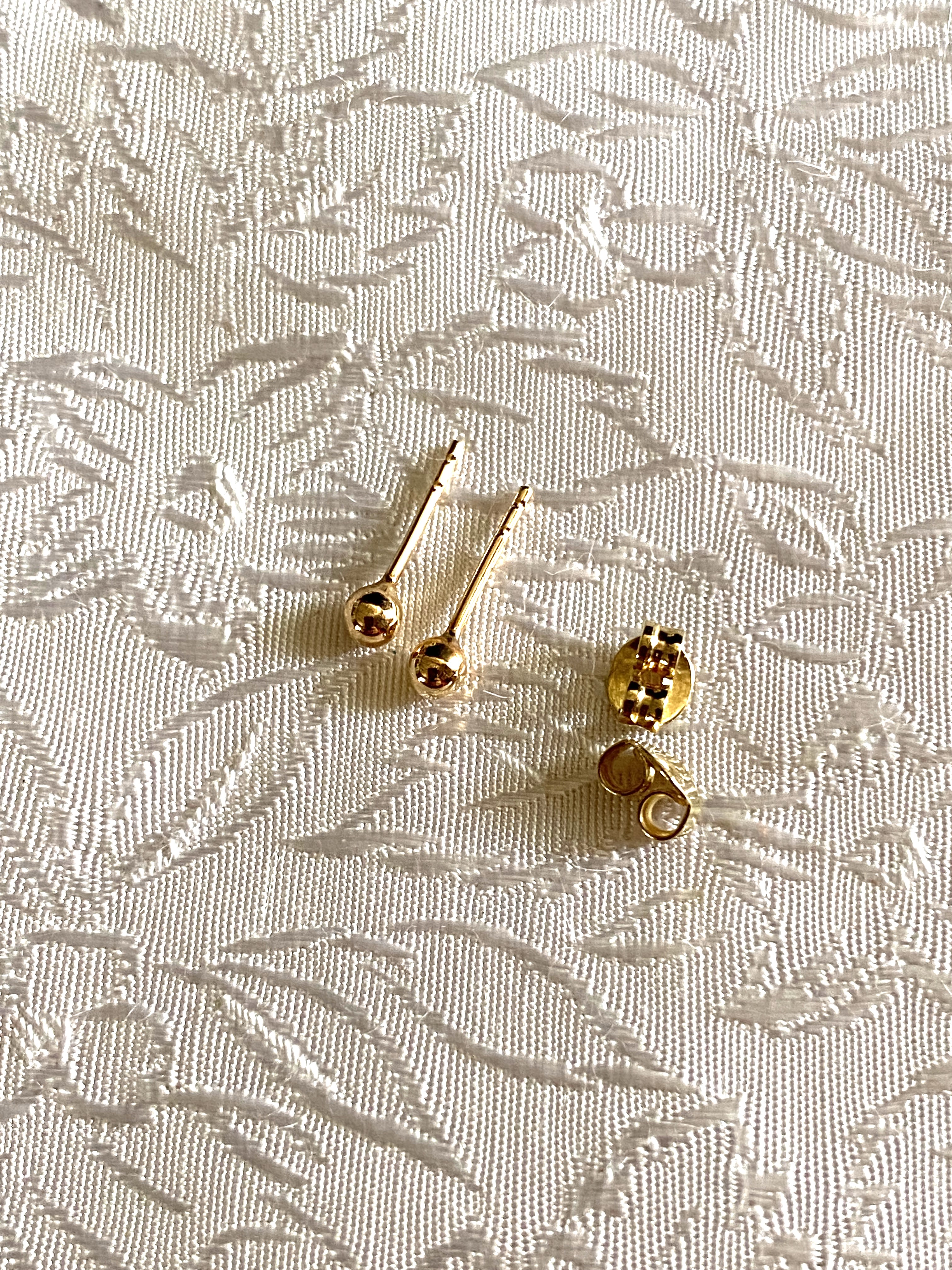 Örhängen 18 karat guld. Knoppar. Storlek: 2,5 mm i diameter. - 2