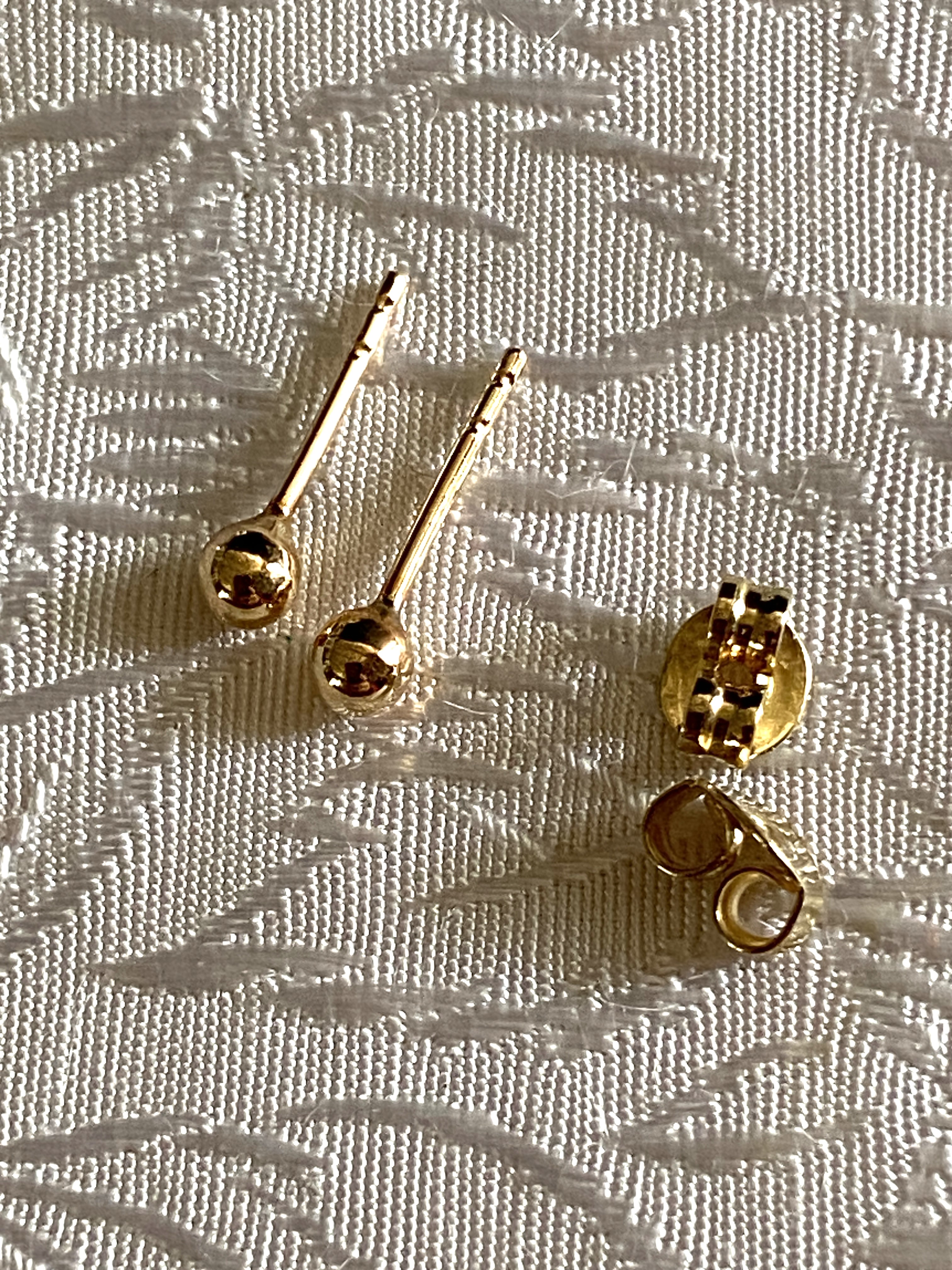 Örhängen 18 karat guld. Knoppar. Storlek: 2,5 mm i diameter.
