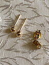Örhängen 18 karat guld. Knoppar. Storlek: 2,5 mm i diameter.