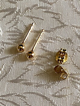 Örhängen 18 karat guld. Knoppar. Storlek: 2,5 mm i diameter.