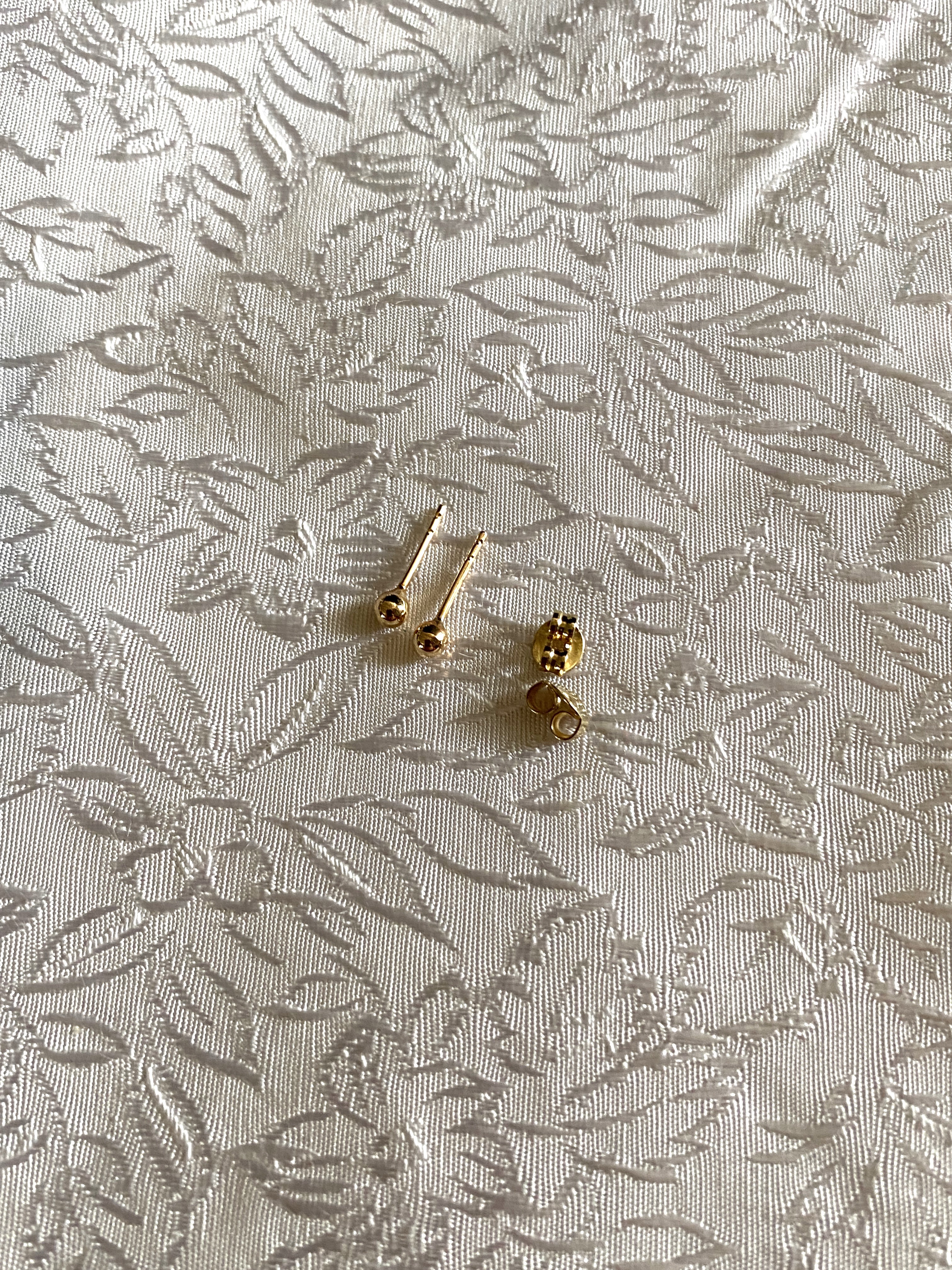 Örhängen 18 karat guld. Knoppar. Storlek: 2,5 mm i diameter. - 3