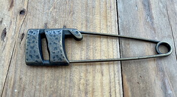 Sjalspänne i kvadrat antik