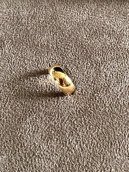 Ring i 18 karat guld. Slät ,tung, kraftig.  Ringen har en kraftig skena-7mm.8 gram