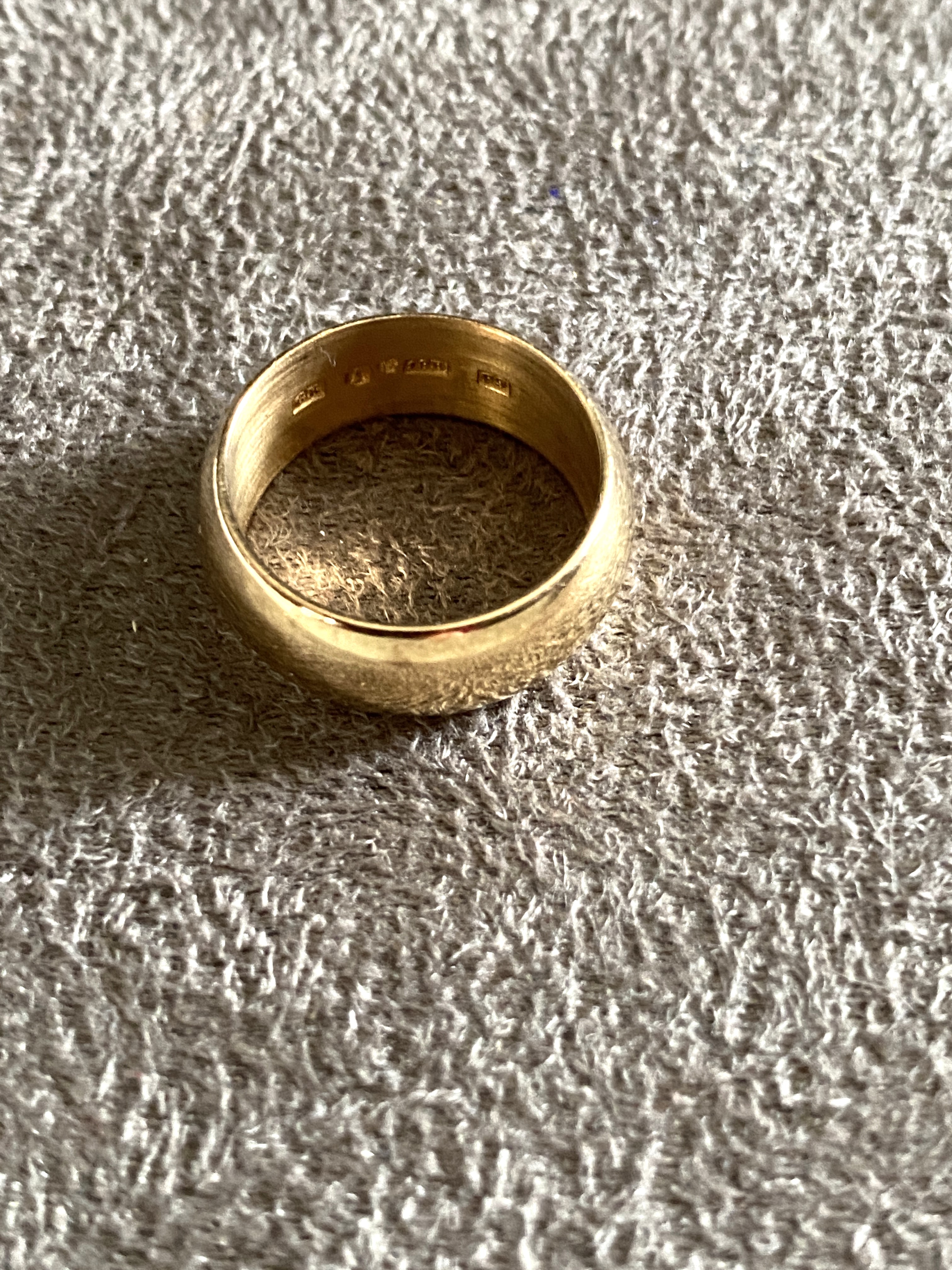 Ring i 18 karat guld. Slät ,tung, kraftig.  Ringen har en kraftig skena-7mm.8 gram - 2