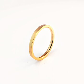 Glatt skinnende ring i gullstål - rett 2 mm bred