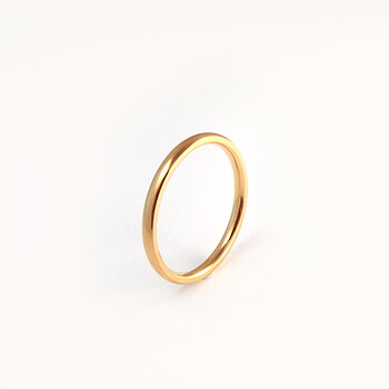 Glatt skinnende ring i gullstål - 2 mm bred