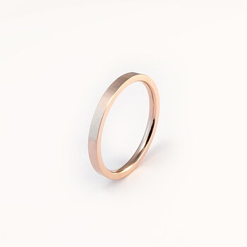 Glatt, rett og blank ring i roségullstål - 2 mm bred