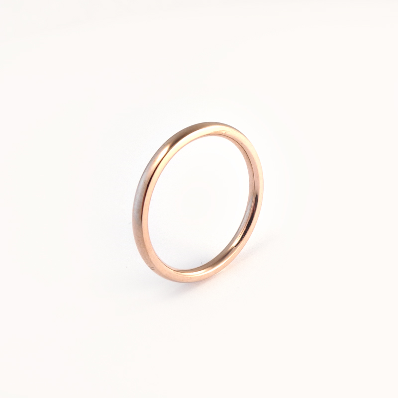 Glatt skinnende ring i roségullstål - 2 mm bred