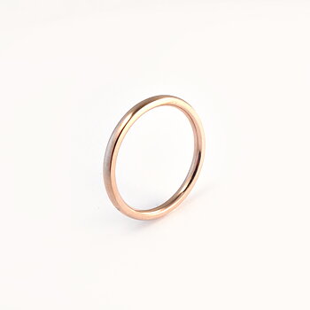 Glatt skinnende ring i roségullstål - 2 mm bred