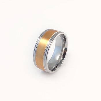 Glatt skinnende og matt ring i gull/stål - 8 mm bred