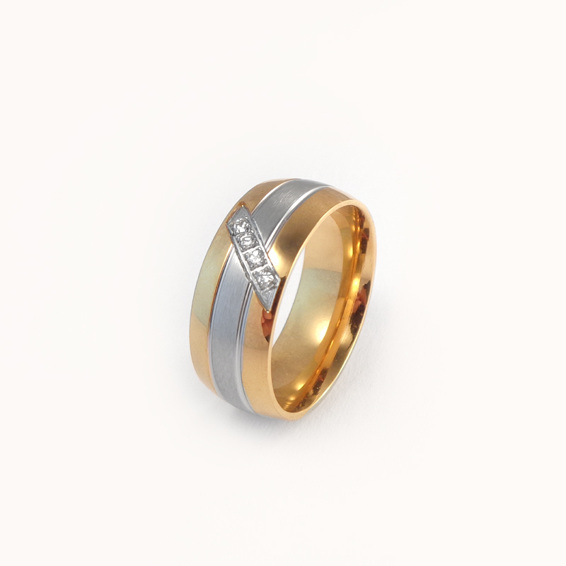 Tofarget blank og matt ring i gull/stål og sirkoner - 8 mm bred