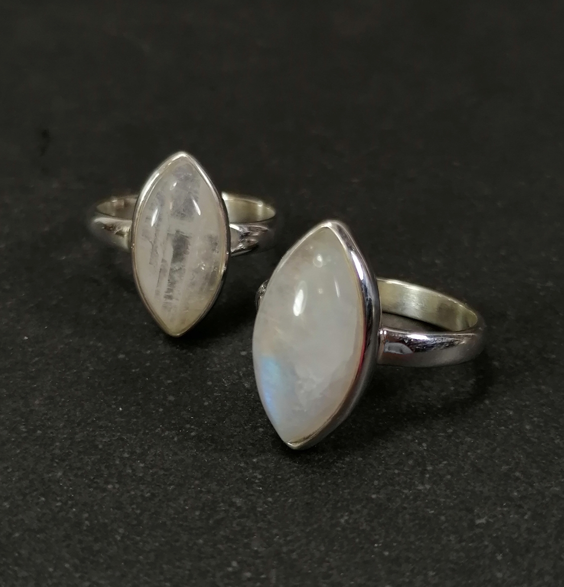 Silverring med mandelformad Cabochon och Månsten