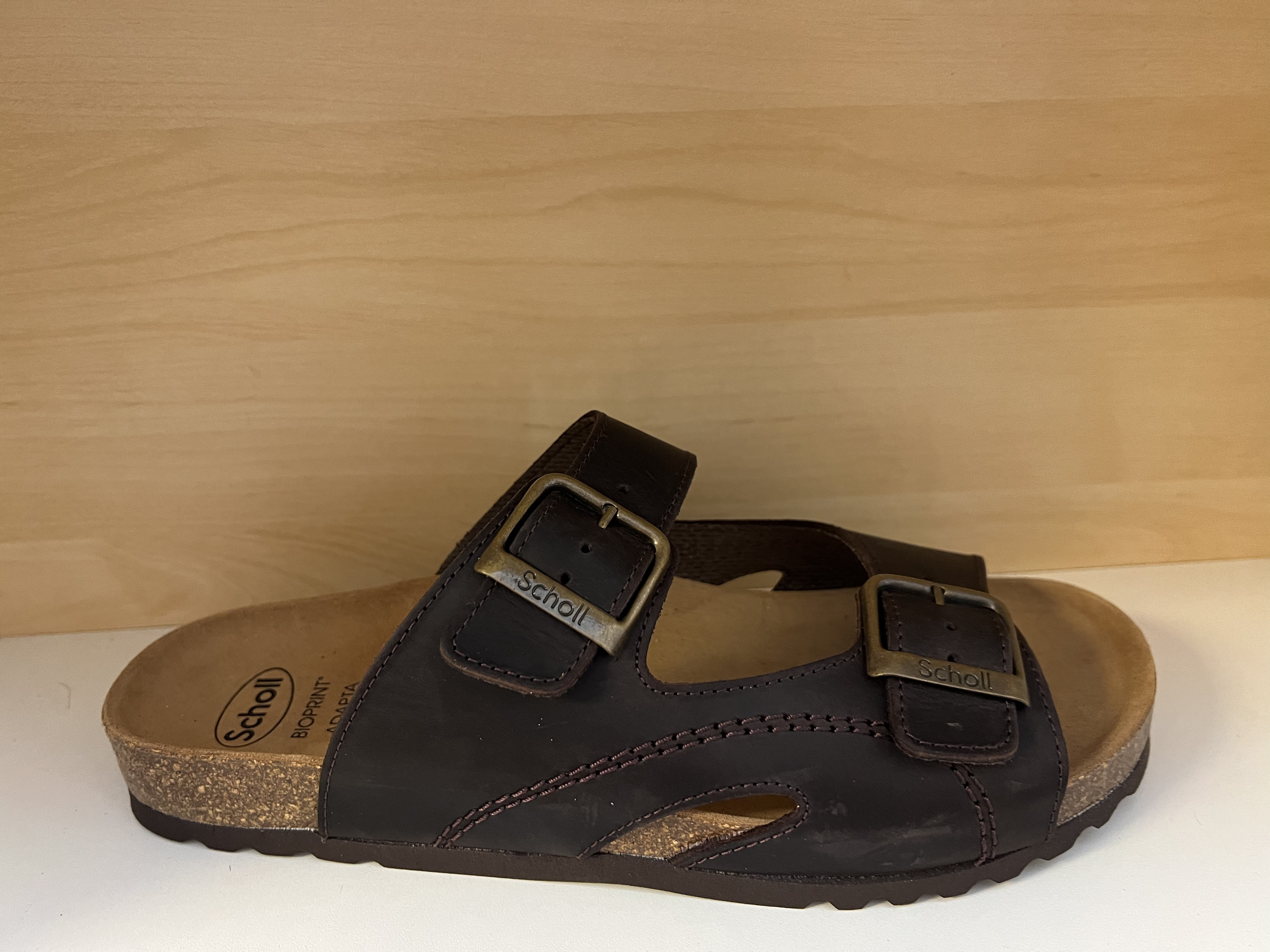 Scholl herr-sandal i mörkbrun nubuck-skinn.