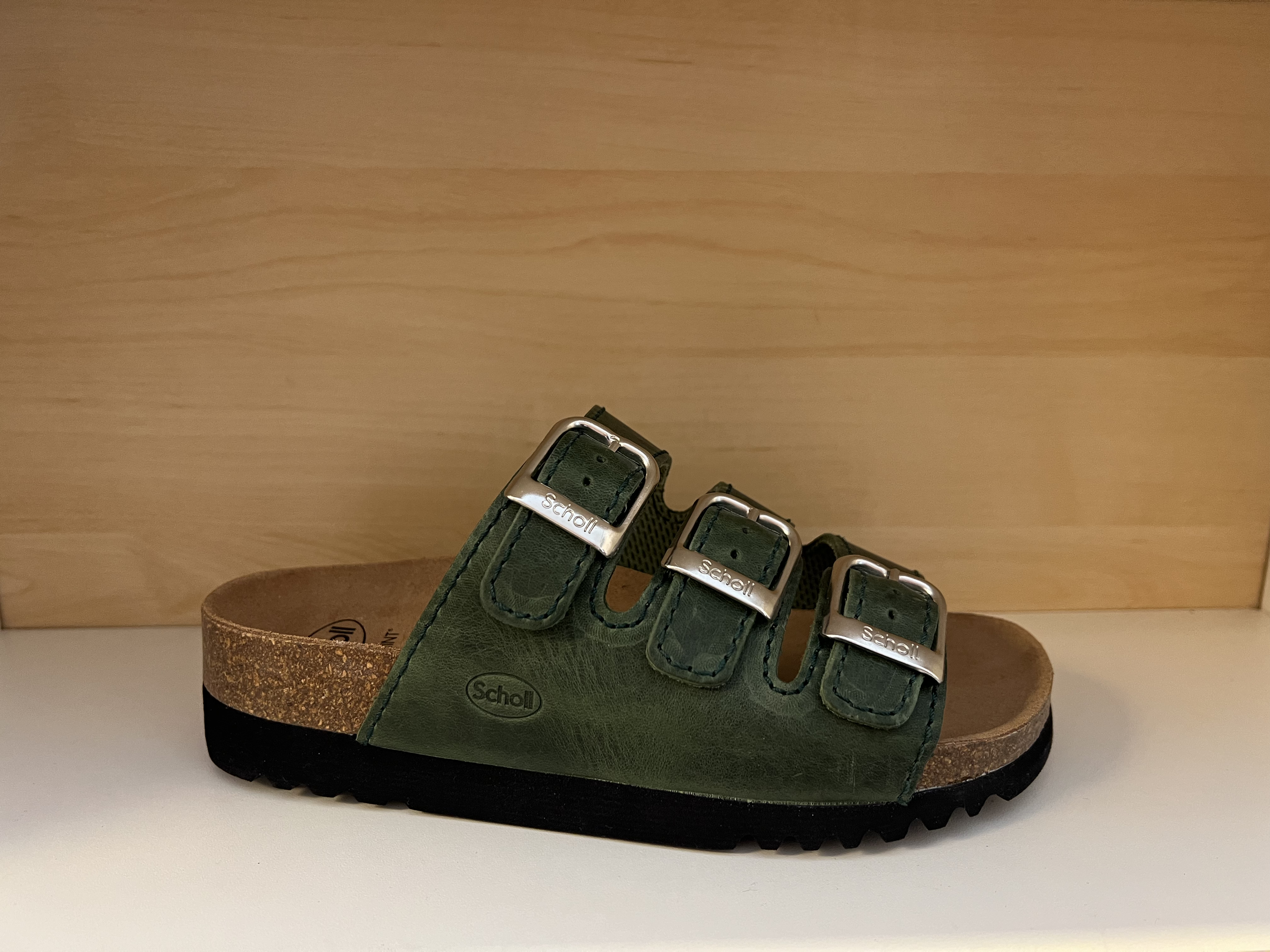 Scholl damsandal i grön nubuck-skinn.