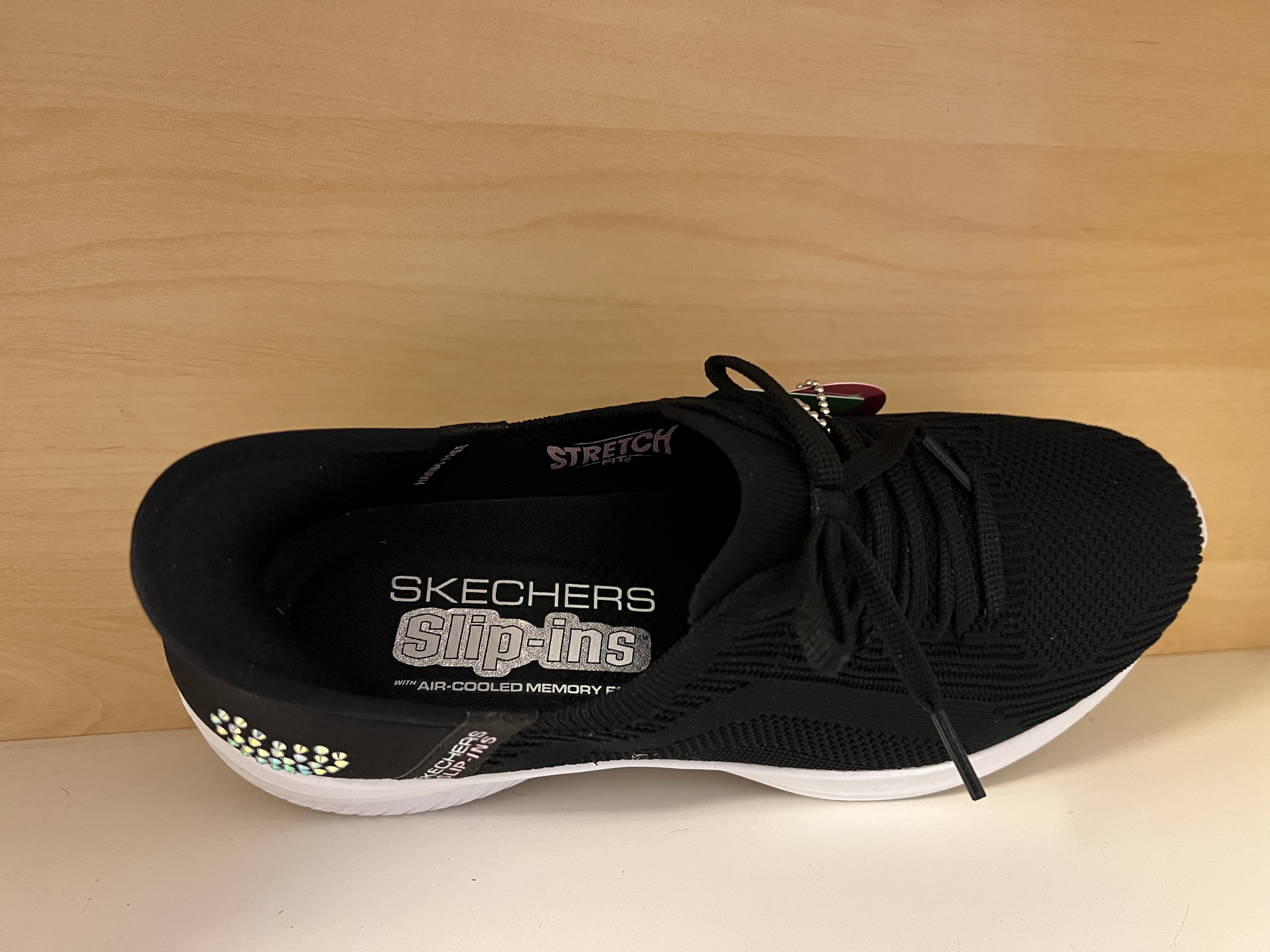 SKECHERS  Womens Ultra Flex, Slip-ins. Svart med vit sula, hjärta i strass. - 2