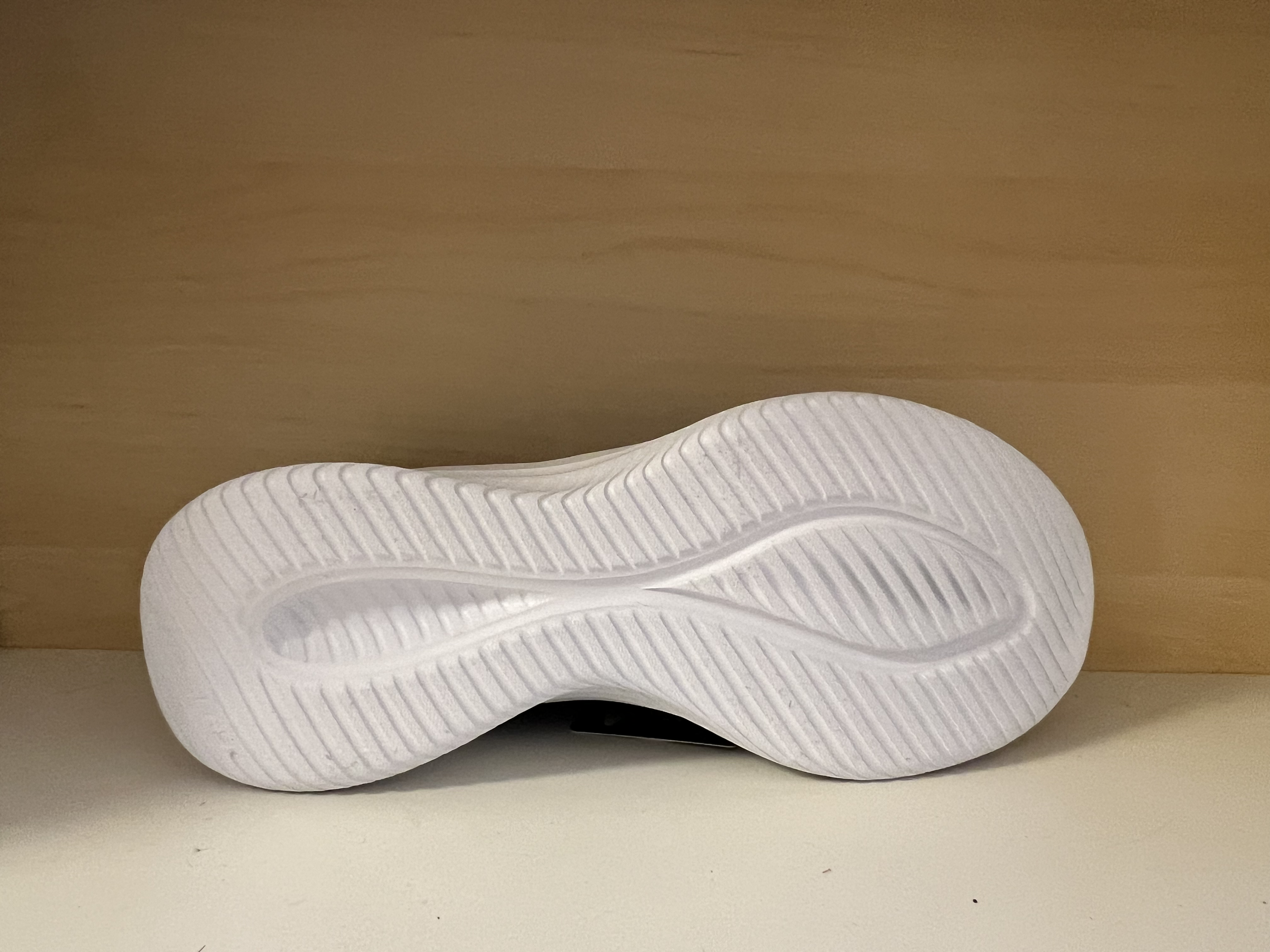 SKECHERS  Womens Ultra Flex, Slip-ins. Svart med vit sula, hjärta i strass. - 4
