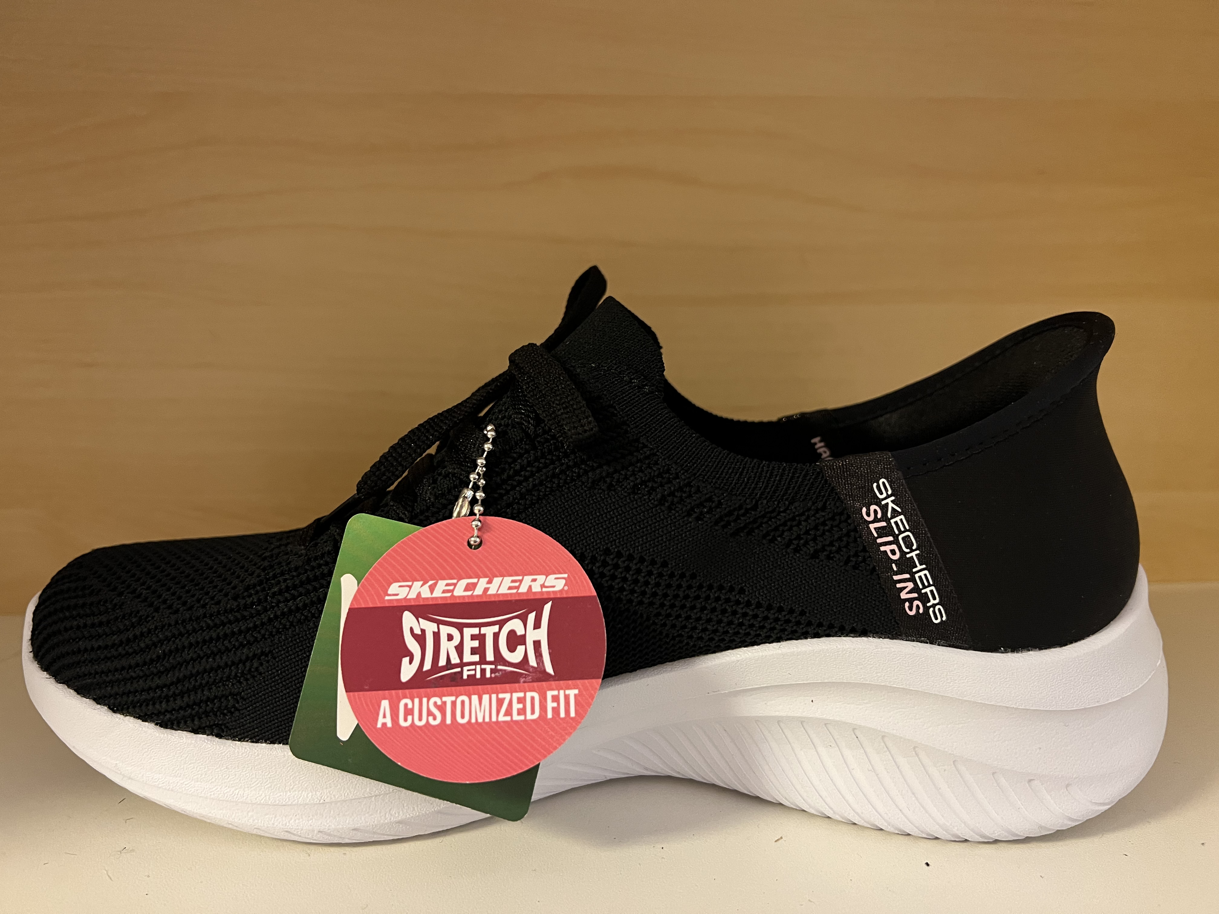 SKECHERS  Womens Ultra Flex, Slip-ins. Svart med vit sula, hjärta i strass. - 3