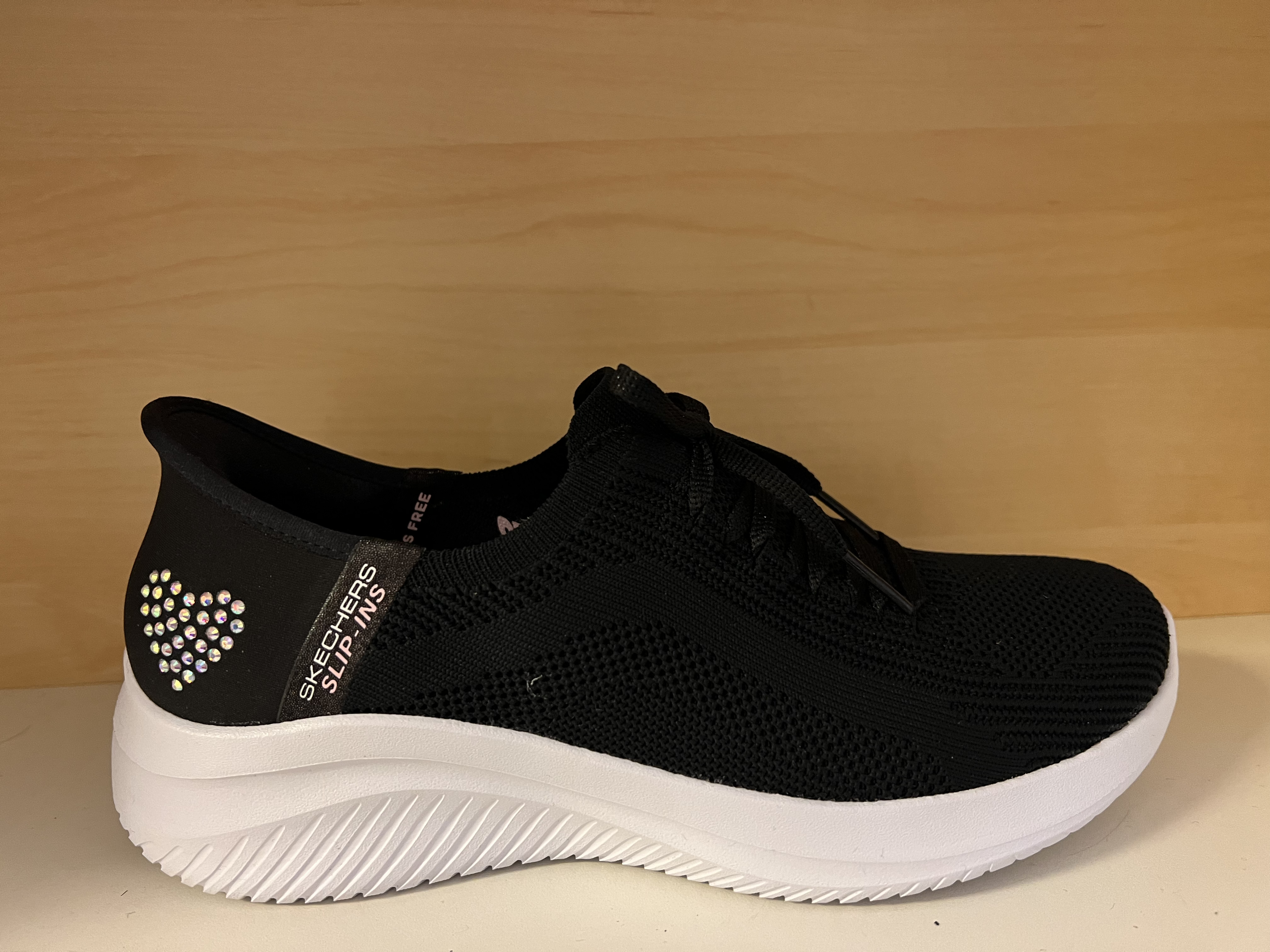 SKECHERS  Womens Ultra Flex, Slip-ins. Svart med vit sula, hjärta i strass.