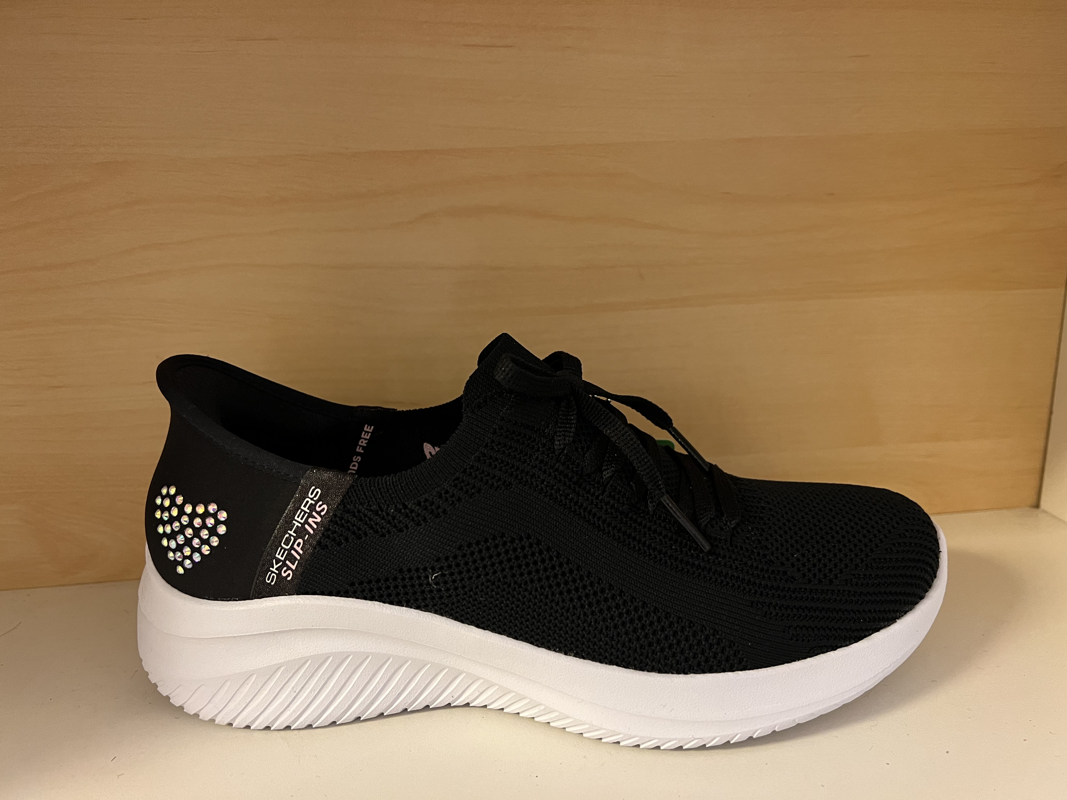 SKECHERS  Womens Ultra Flex, Slip-ins. Svart med vit sula, hjärta i strass. - 5