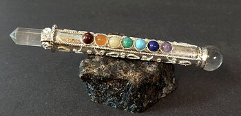 Healing/Magi Stav med Bergkristall och Chakrastenar