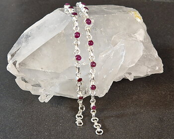 Silverarmband med Rubin Cabochoner