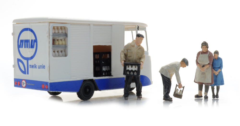 Milkmen with customers 1970-90 (3x) - 2