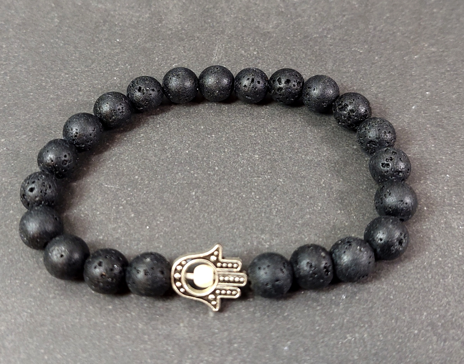 Armband - Lava Sten med Hamsa (Fatimas hand) Vit Pärla