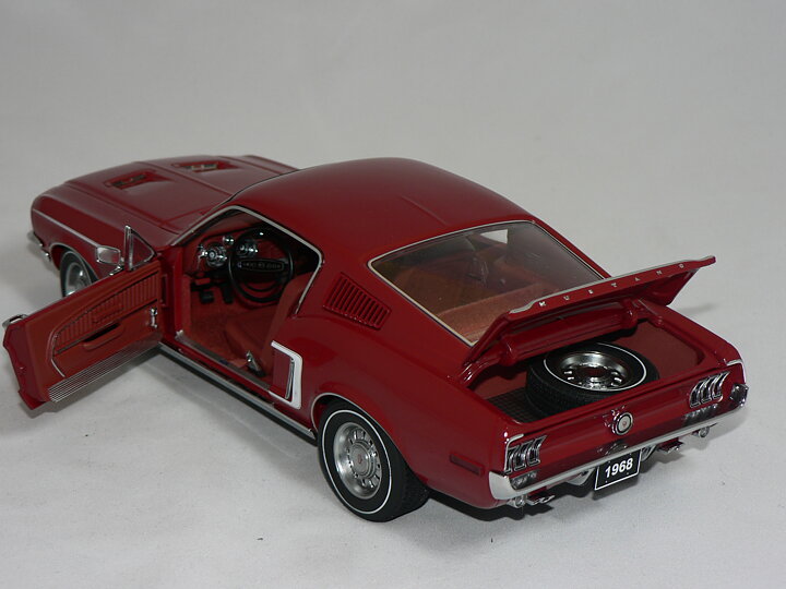 Ford Mustang  GT 390  1968  1:18  AutoArt