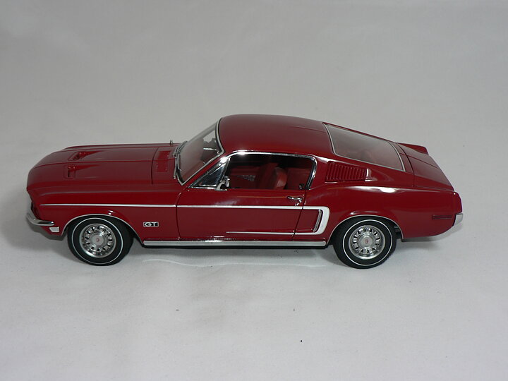 Ford Mustang  GT 390  1968  1:18  AutoArt