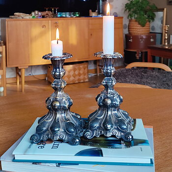  Barockljusstake i  vitmetall