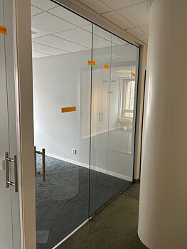 Glasparti med skjutdörr 10mm, 227x253cm