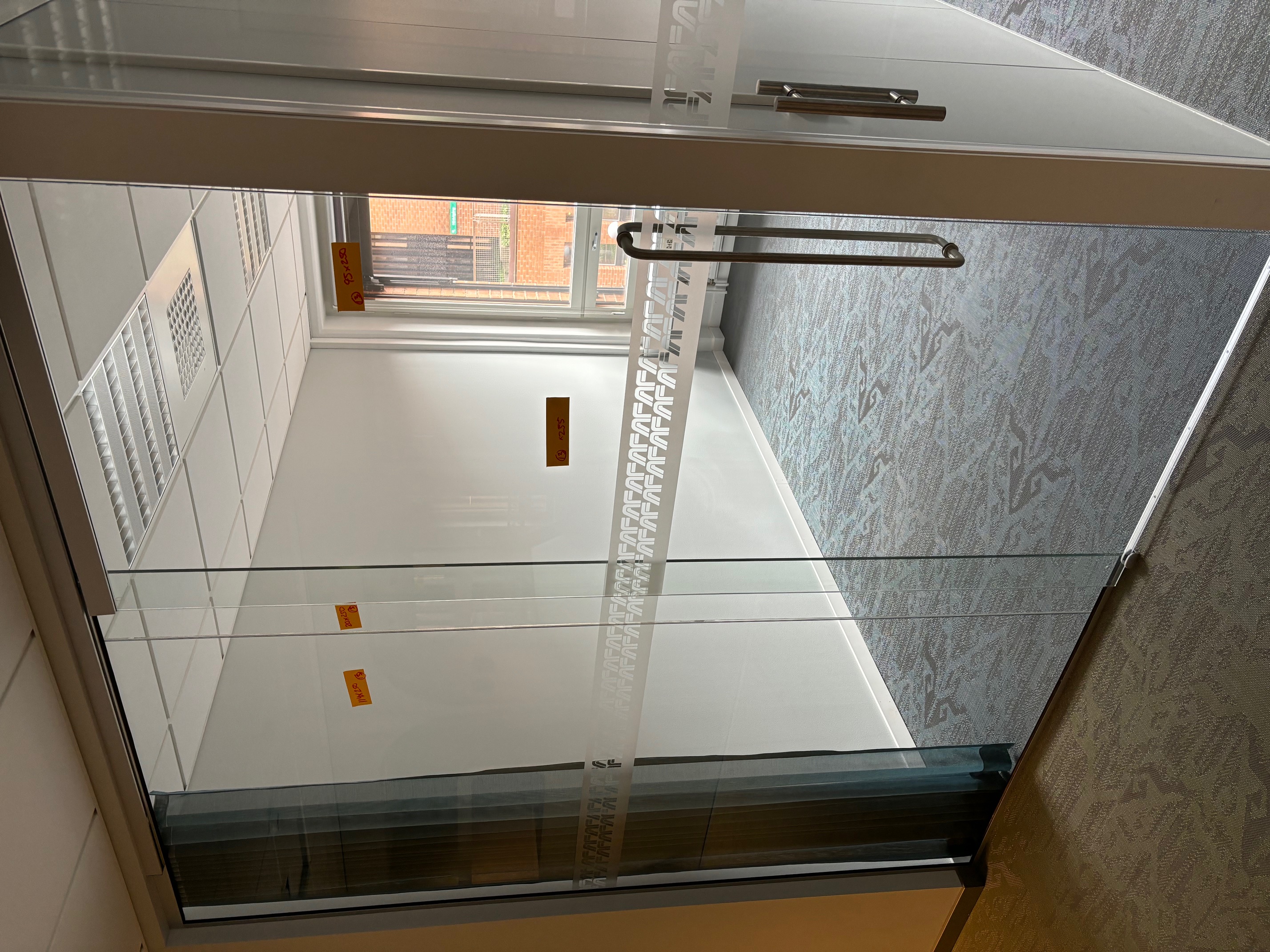 Glasparti med skjutdörr 10mm, 223x253cm