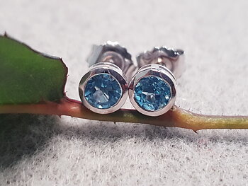 Blue topaz 4mm faceted, ear stud with edge, 925-silver