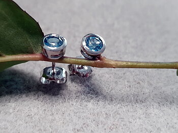 Blue topaz 4mm faceted, ear stud with edge, 925-silver
