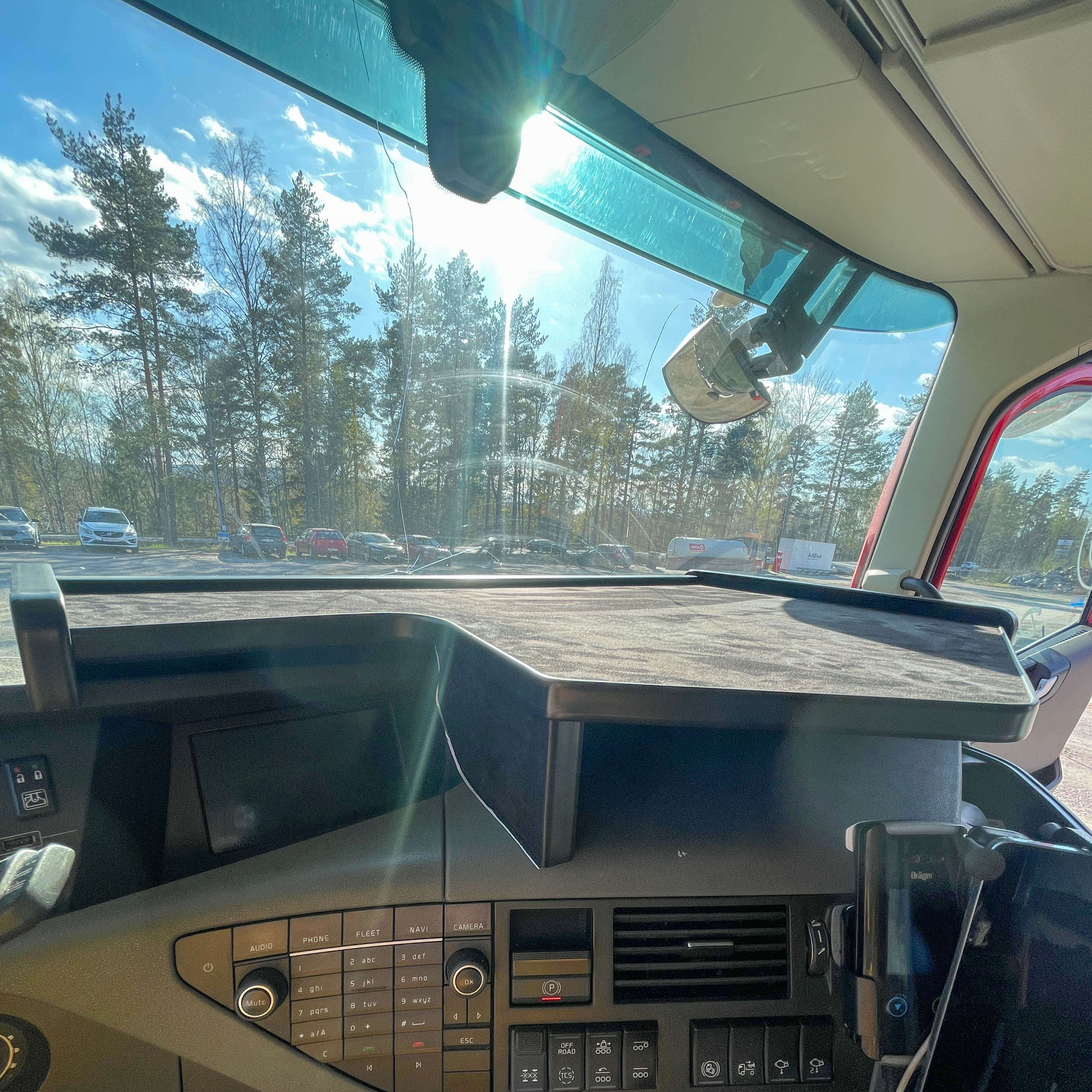 Centered table Volvo FH4 - 3