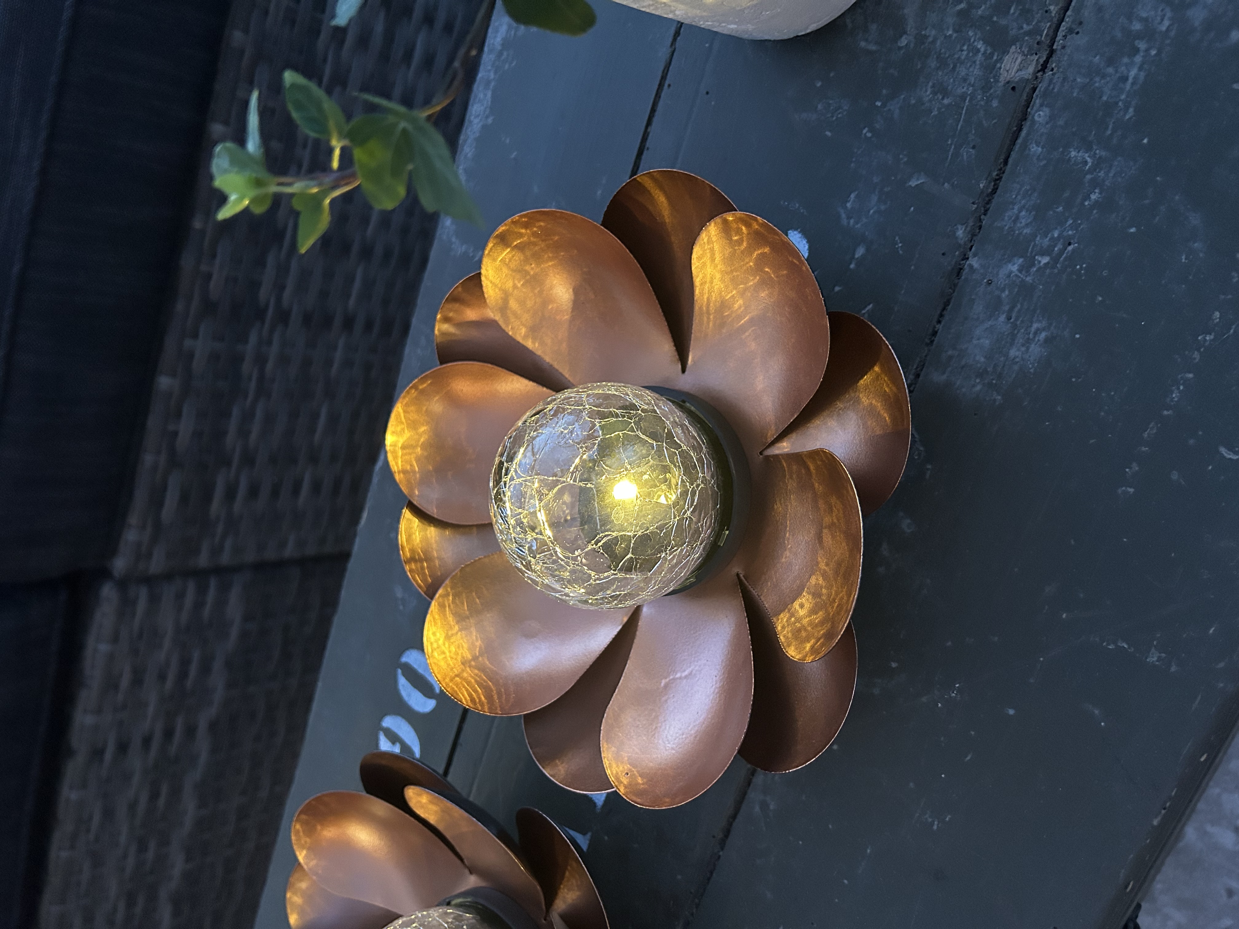 Solcellslampa Lotus i metall 21 cm