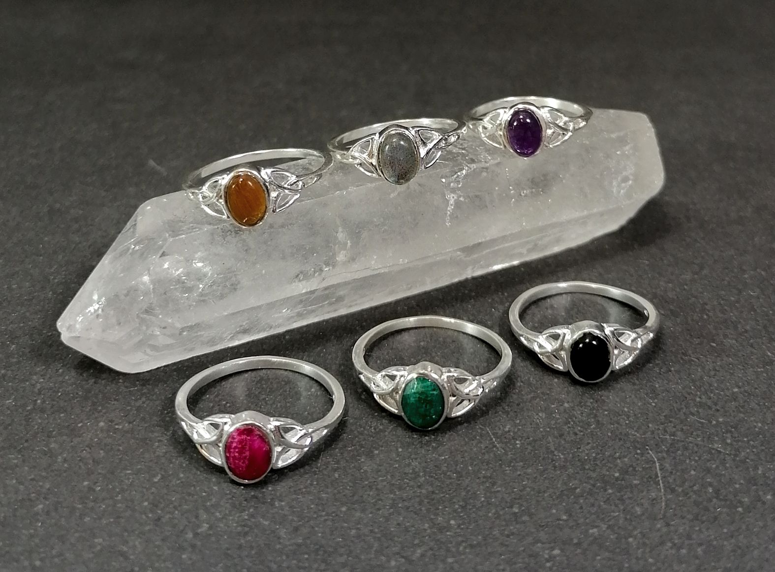 Silverring med Triquetra och Cabochon i olika stenar