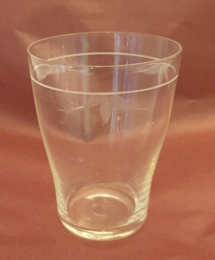 Seltzer glass with leaf border