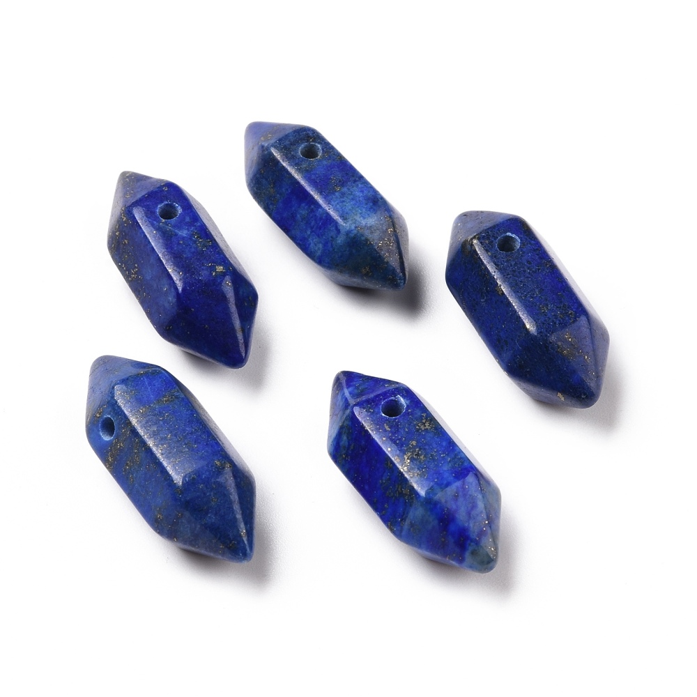 Facetterad dubbelterminerad spets av lapis lazuli, ca 20 x 9 mm, med hål ca 1,5 mm. Liten stenpendel till halsband, örhängen och smyckestillverkning.