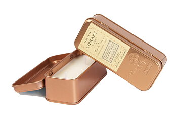 Paddywax : Library Mark Twain Travel Tin - Doftljus i plåtask Cedarwood, Thyme, Basil